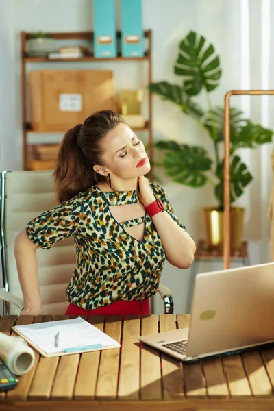 オフィスで首の痛みがある中小企業経営者の女性が疲れた — ストック写真