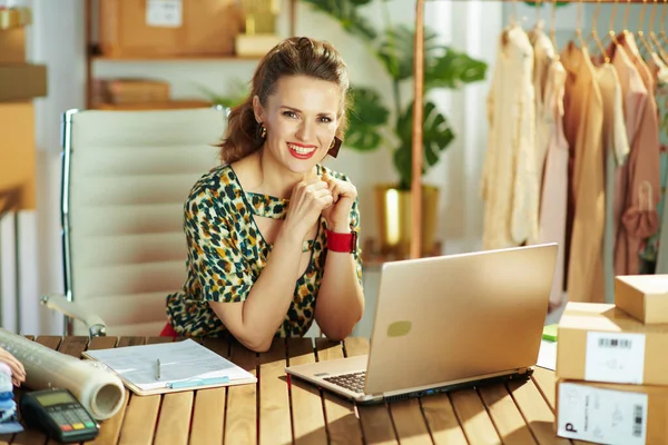 Portrait Sourire Élégante Propriétaire Petite Entreprise Femme Dans Bureau Utilisant — Photo