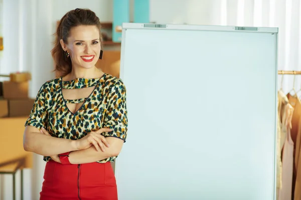 Retrato Mulher Proprietário Pequenas Empresas Sorridente Moda Com Flipchart Escritório — Fotografia de Stock