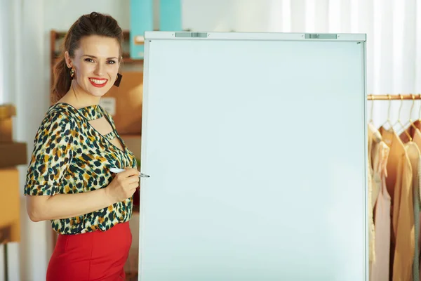 Retrato Mulher Proprietário Pequenas Empresas Sorridente Moda Com Flipchart Escritório — Fotografia de Stock