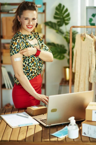 Feliz Elegante Dueño Pequeña Empresa Mujer Con Yeso Después Vacuna — Foto de Stock