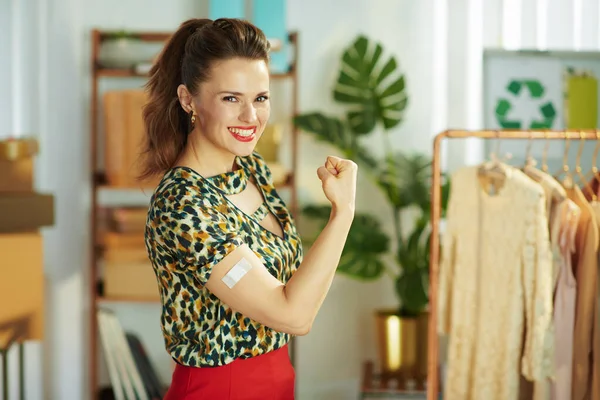 Retrato Sorrindo Elegante Mulher Pequena Empresária Com Gesso Após Vacina — Fotografia de Stock