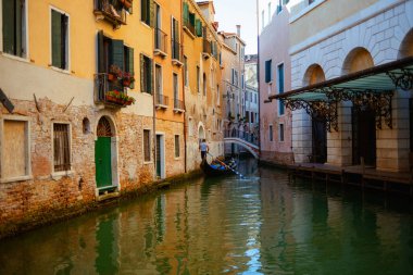 VENICE - 25 Temmuz 2020: Venedik, İtalya 'da gondolla görüntü.