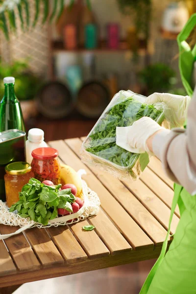 Close Dona Casa Avental Verde Cozinha Moderna Desinfetando Mantimentos Após — Fotografia de Stock