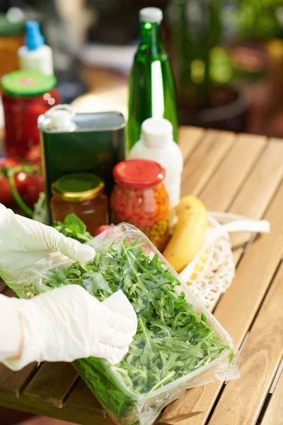 Close Fêmea Avental Verde Cozinha Moderna Desinfetando Mantimentos Após Supermercado — Fotografia de Stock