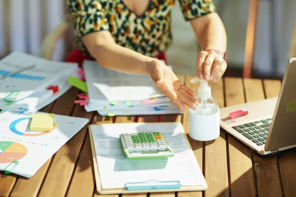 Belastingtijd Close Moderne Middelbare Leeftijd Boekhouder Vrouw Met Documenten Desinfecteren — Stockfoto