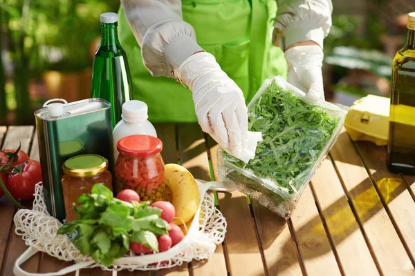 Close Dona Casa Avental Verde Cozinha Moderna Desinfetando Mantimentos Após — Fotografia de Stock