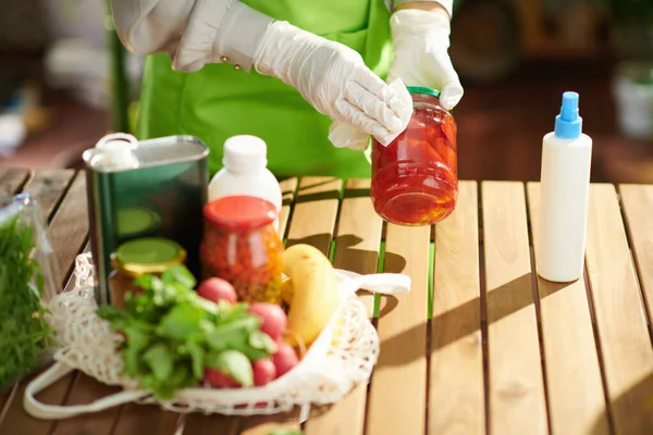 Närbild Hemmafru Grönt Förkläde Modernt Kök Desinficera Livsmedel Efter Snabbköp — Stockfoto