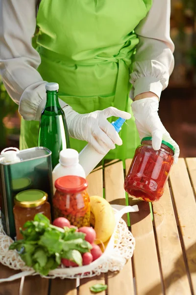 Close Vrouw Groen Schort Moderne Keuken Desinfecteren Boodschappen Supermarkt — Stockfoto