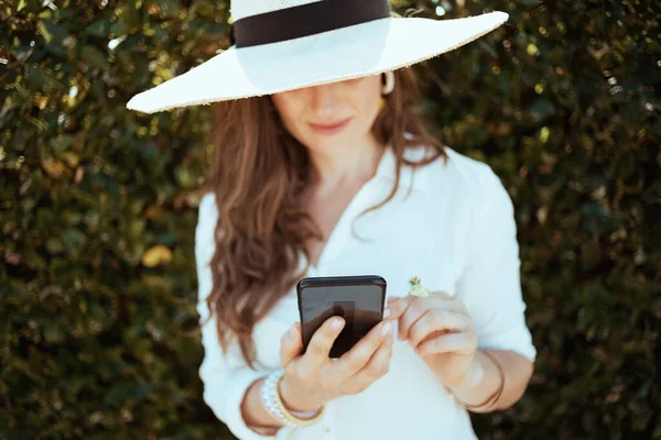 Primer Plano Mujer Camisa Blanca Con Sombrero Utilizando Aplicación Teléfono —  Fotos de Stock