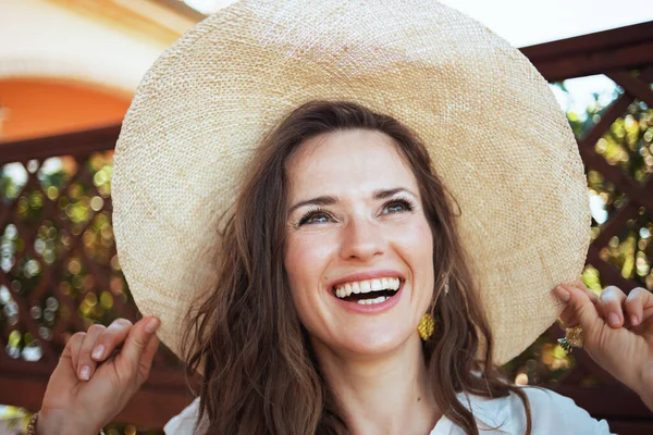 Beyaz Gömlekli Terasta Şapkalı Orta Yaşlı Mutlu Bir Kadın — Stok fotoğraf