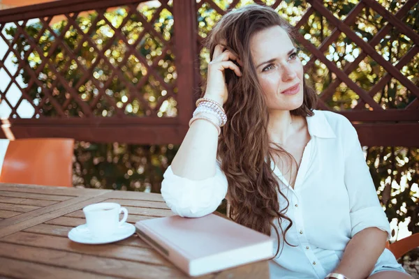 Mujer Elegante Pensativo Camisa Blanca Con Taza Café Libro Sentado — Foto de Stock