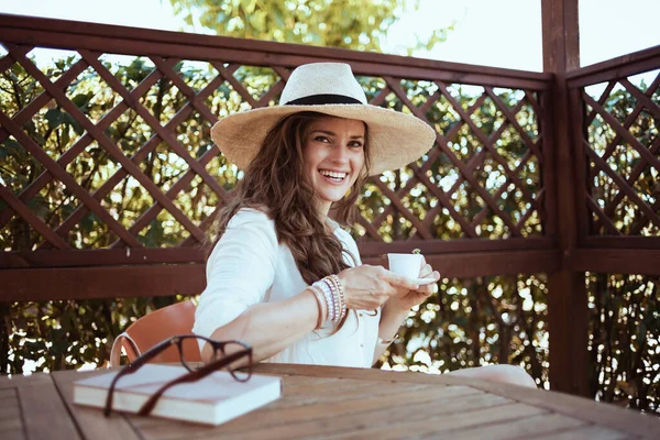 Vrolijke Trendy Vrouw Wit Shirt Met Kopje Koffie Boek Hoed — Stockfoto