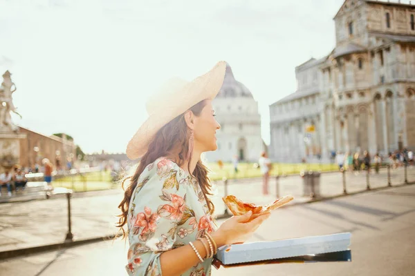 Sorrindo Mulher Turística Elegante Vestido Floral Com Pizza Chapéu Perto — Fotografia de Stock
