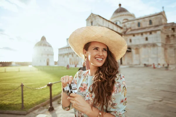 Усміхаючись Молодій Самотній Туристичній Жінці Квітковому Вбранні Вінтажною Камерою Капелюхом — стокове фото