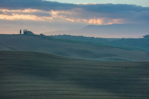 秋天日落时意大利托斯卡纳有农田 雾和云的风景 — 图库照片