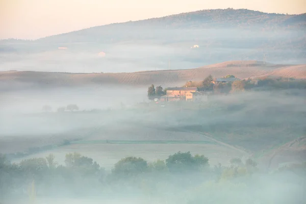 Τοπίο Λόφους Και Ομίχλη Στην Τοσκάνη Ιταλία Φθινόπωρο Στο Ηλιοβασίλεμα — Φωτογραφία Αρχείου