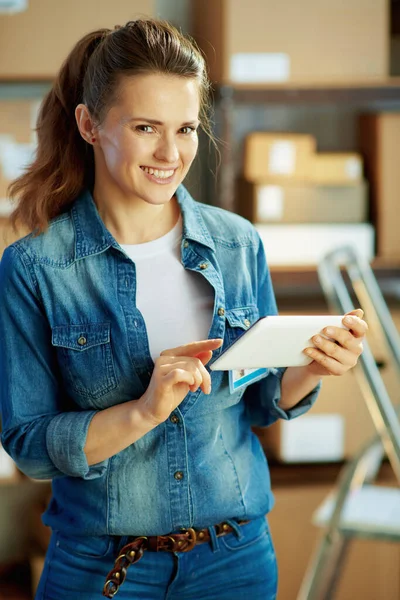 Negócios Entregas Retrato Mulher Moderna Sorridente Jeans Armazém Usando Aplicativo — Fotografia de Stock