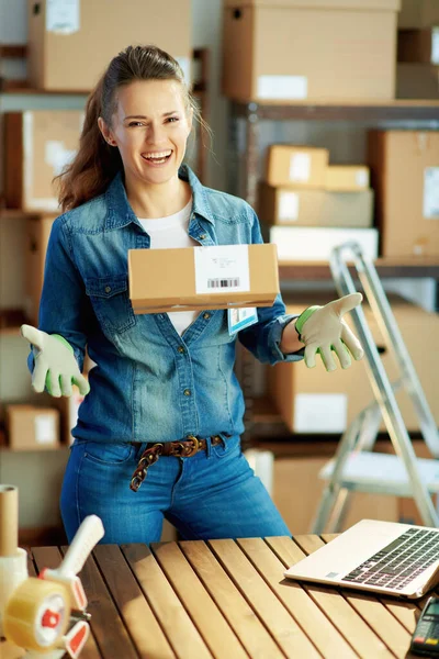 Negocios Entrega Mujer Moderna Feliz Jeans Con Paquetes Almacén — Foto de Stock