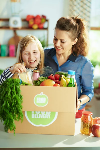 Entrega Comida Feliz Madre Moderna Niño Con Caja Comida Cocina — Foto de Stock