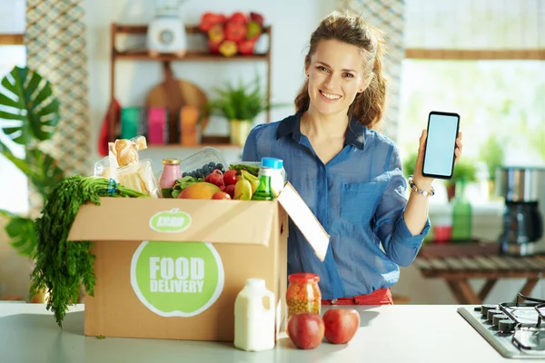 Entrega Comida Sonriente Años Ama Casa Con Caja Comida Que —  Fotos de Stock