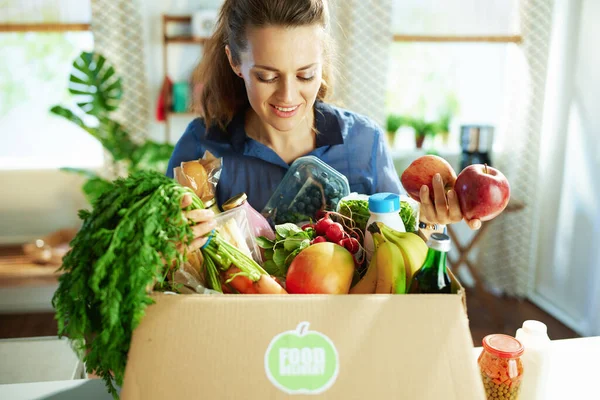 Entrega Comida Sonriente Joven Ama Casa Con Caja Comida Cocina — Foto de Stock