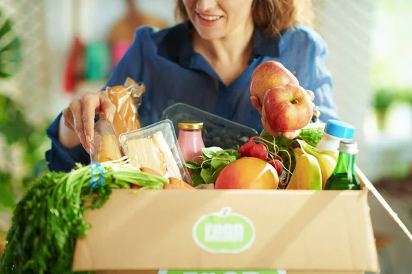 Entrega Comida Close Mulher Sorridente Com Caixa Comida Cozinha — Fotografia de Stock