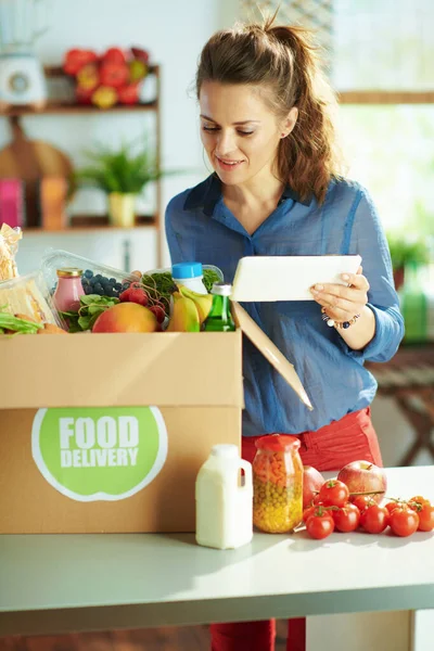 Entrega Comida Años Edad Ama Casa Con Caja Alimentos Utilizando — Foto de Stock