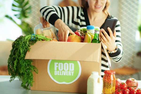 Entrega Comida Primer Plano Mujer Sonriente Con Caja Comida Usando — Foto de Stock