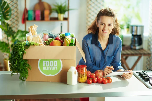 Entrega Comida Sonriente Joven Ama Casa Con Caja Alimentos Utilizando —  Fotos de Stock