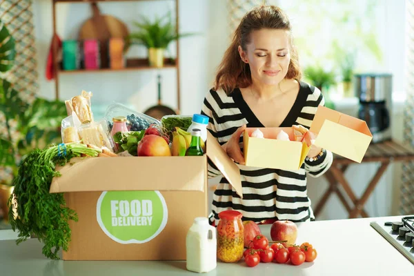 Entrega Comida Feliz Joven Con Caja Comida Magdalenas Cocina —  Fotos de Stock