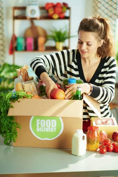 Dostawa Żywności Nowoczesna Kobieta Średnim Wieku Pudełkiem Jedzenie Kuchni — Zdjęcie stockowe