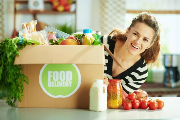 Dostawa Żywności Szczęśliwa Młoda Kobieta Pudełka Żywności Kuchni — Zdjęcie stockowe