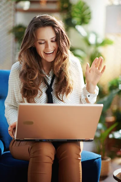 Green Home Sonriente Mujer Elegante Con Pelo Ondulado Largo Casa —  Fotos de Stock