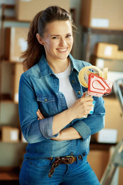 Negocios Entrega Retrato Una Joven Sonriente Jeans Con Dispensador Cinta — Foto de Stock