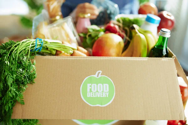 Entrega Comida Primer Plano Mujer Con Caja Comida Cocina — Foto de Stock