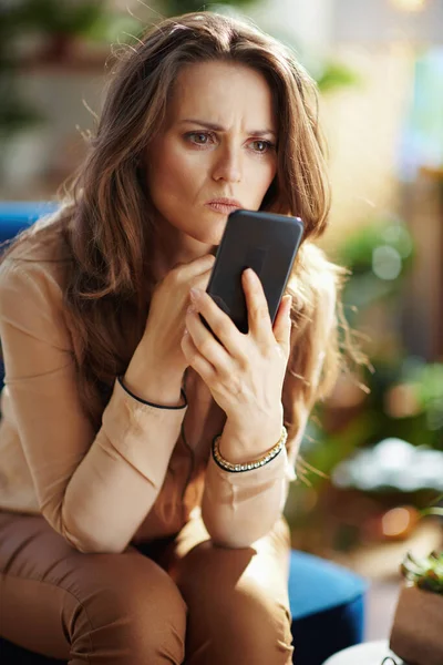 Groen Huis Elegante Vrouw Met Lang Golvend Haar Met Smartphone — Stockfoto