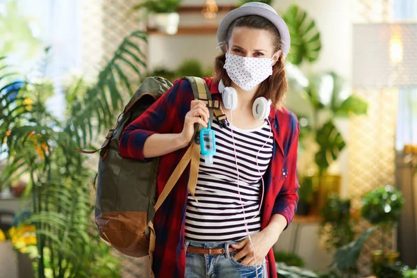 Viaje Durante Pandemia Coronavírus Sorrindo Mulher Viajante Moda Com Máscara — Fotografia de Stock