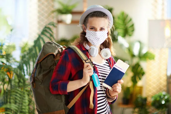 Viaje Durante Pandemia Coronavírus Mulher Viajante Moda Com Passaporte Vívido — Fotografia de Stock