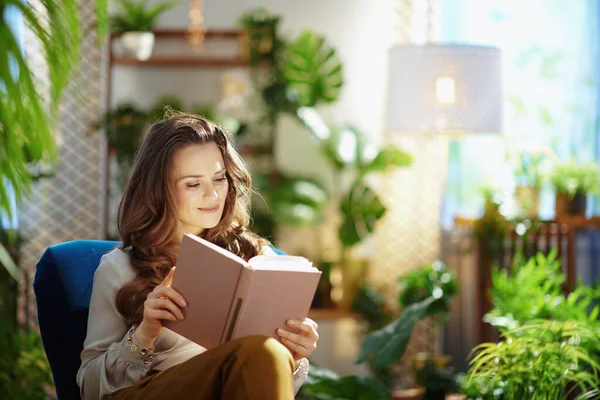 Green Home Smiling Middle Aged Housewife Long Wavy Hair Book — Stock Photo, Image