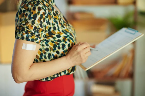 Primer Plano Mujer Propietaria Una Pequeña Empresa Mediana Edad Con — Foto de Stock