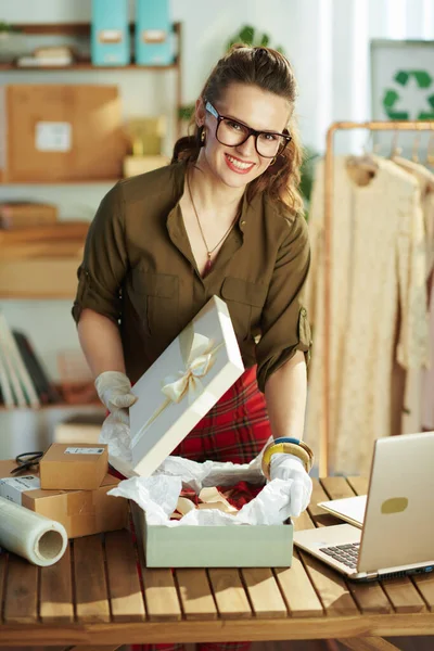 Sourire Jeune Propriétaire Petite Entreprise Femme Dans Produit Emballage Bureau — Photo