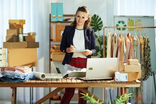 Élégante Propriétaire Petite Entreprise Femme Avec Presse Papiers Utilisant Ordinateur — Photo