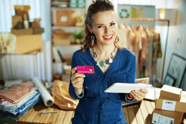 Feliz Moderno Anos Idade Pequena Mulher Empresária Com Cartão Crédito — Fotografia de Stock