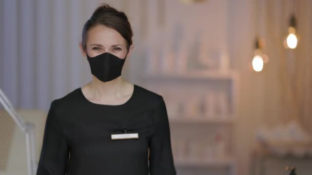 Affärer Covid Pandemin Porträtt Medelålders Kvinna Anställd Med Ffp2 Mask — Stockvideo