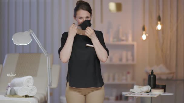Koronavirüs Salgını Sırasında Modern Güzellik Salonunda Ffp2 Maskeli Açık Tabelalı — Stok video