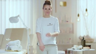 Modern güzellik salonundaki orta yaşlı kadın işçinin portresi. Bu video PRORes 422 kodlayıcısı ile yapılmış..