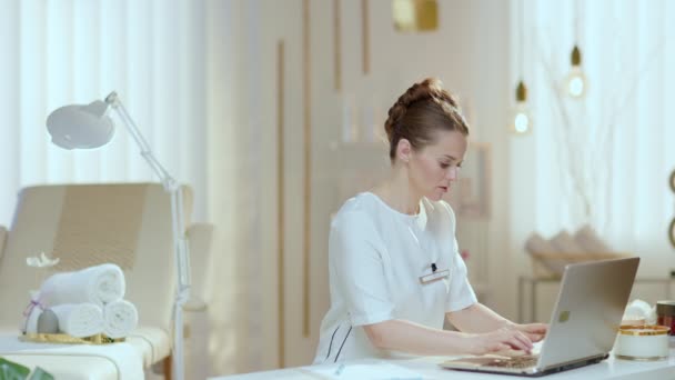 Empregado Feminino Cansado Com Laptop Com Dor Pescoço Estúdio Beleza — Vídeo de Stock