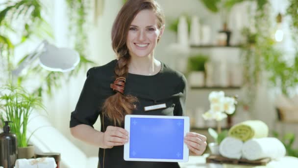 幸せな中年女性従業員の肖像画で現代美容スタジオショータブレットPc空白の画面 — ストック動画