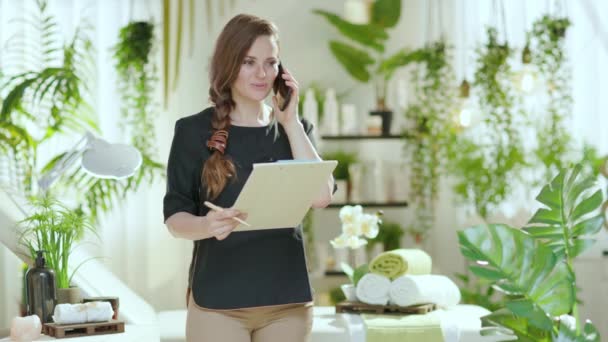 Feliz Trabajadora Con Portapapeles Hablando Smartphone Moderno Salón Belleza — Vídeos de Stock